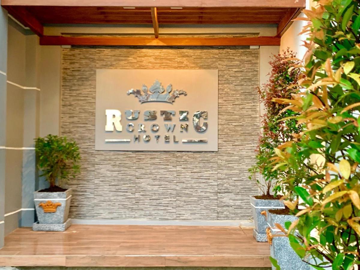Rustic Crown Hotel *