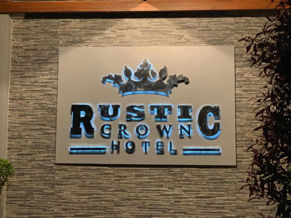Hotel Rustic Crown *